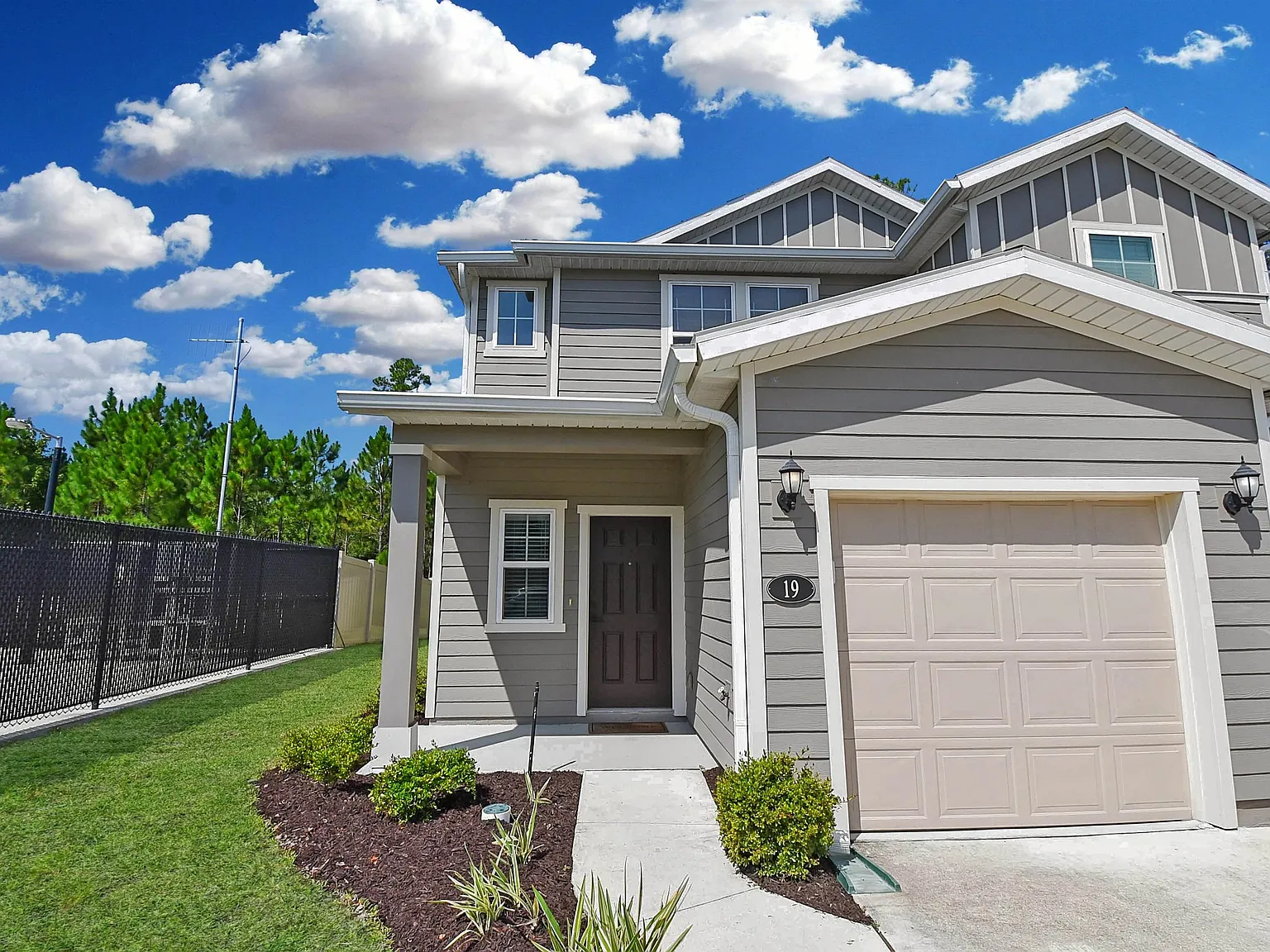 3 bed, 2.5 bath, 1567 sqft, $2,090 — Photo 3