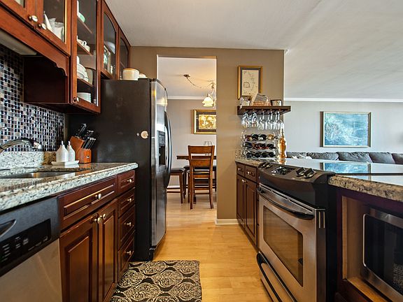 5th image of 3930 N Pine Grove Ave APT 2107