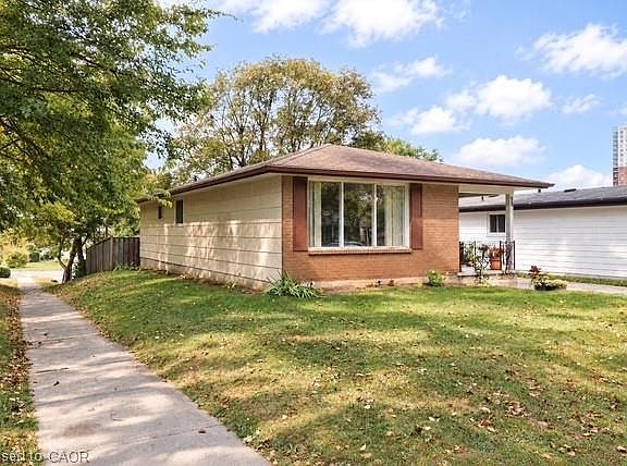 2nd image of 90 Pepperwood Cres