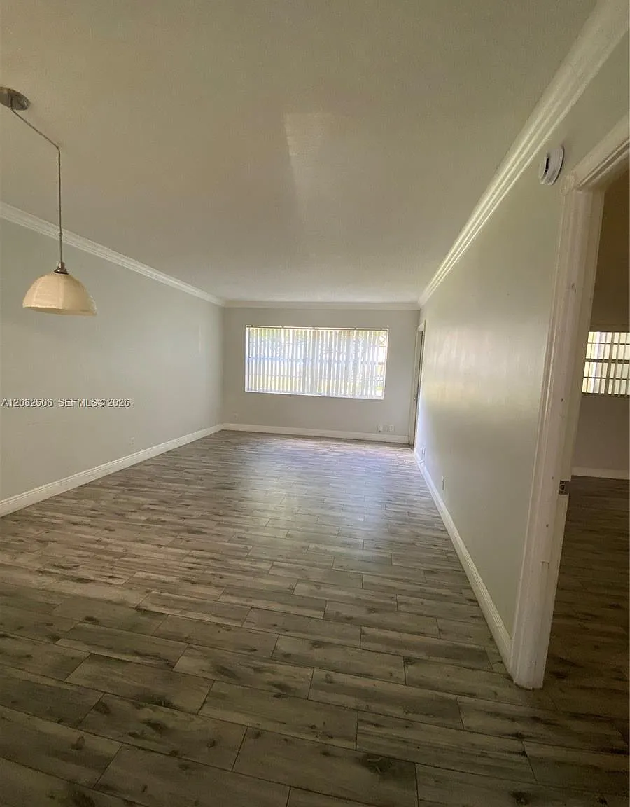 Quinsana Gardens Condo — Photo 3