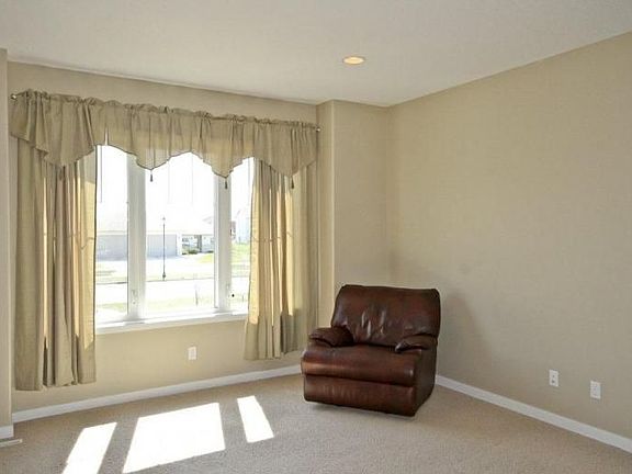 4th image of 674 17th Ave E