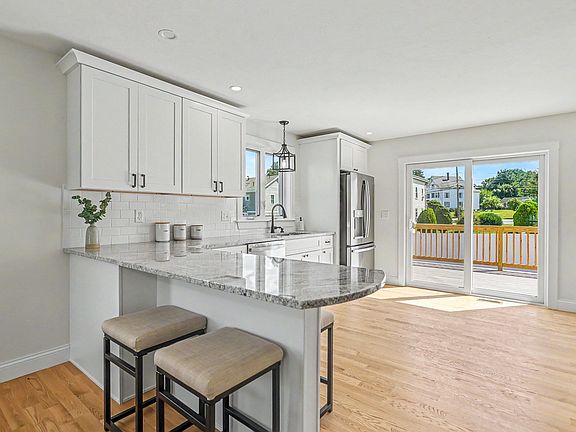 4th image of 15 Bennington St