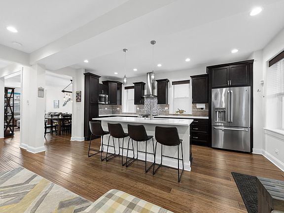 5th image of 2505 W Ainslie St APT 1