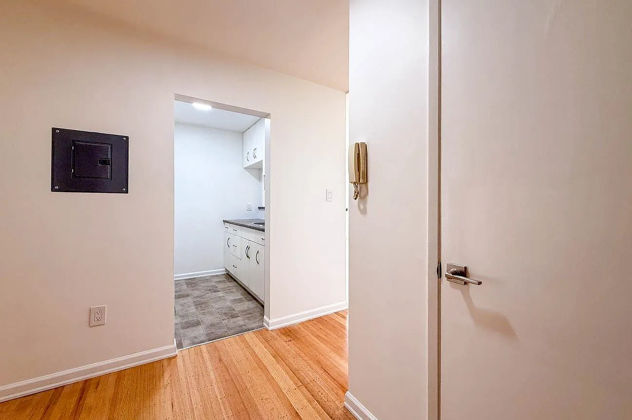 2 bed, 850 sqft, $2,700 — Photo 2