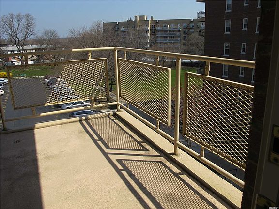 4th image of 23-35 Bell Blvd Unit 3H