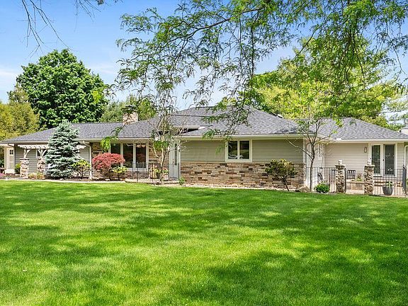 3rd image of 4954 Thornhill Ln