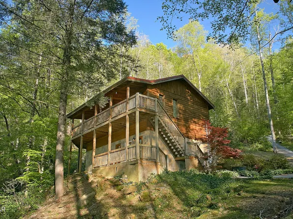2246 Cove Creek Dr, Sevierville, TN 37862