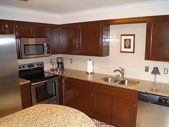 4th image of 1362 N Fieldstone Ave