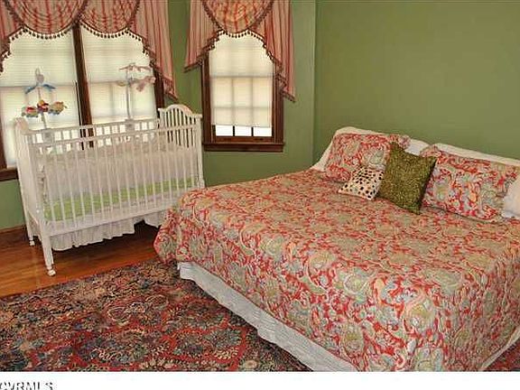 Bedroom w/hardwood floors