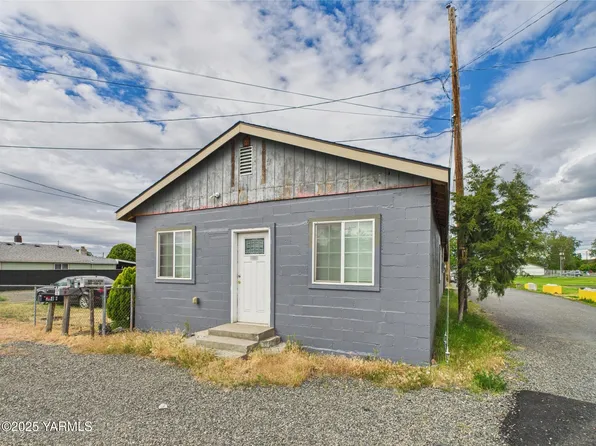 304 S Naches Ave, Wapato, WA 98951