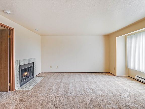 Welcome to this cozy condo!>