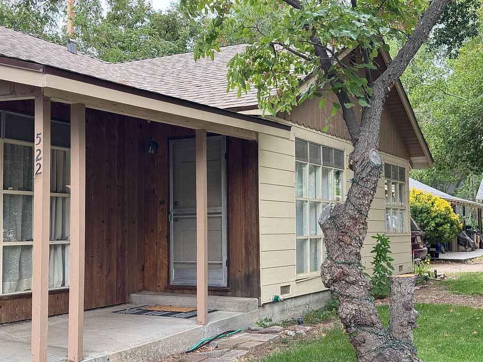 Serene and relaxing property with large shade trees. Great vibe!