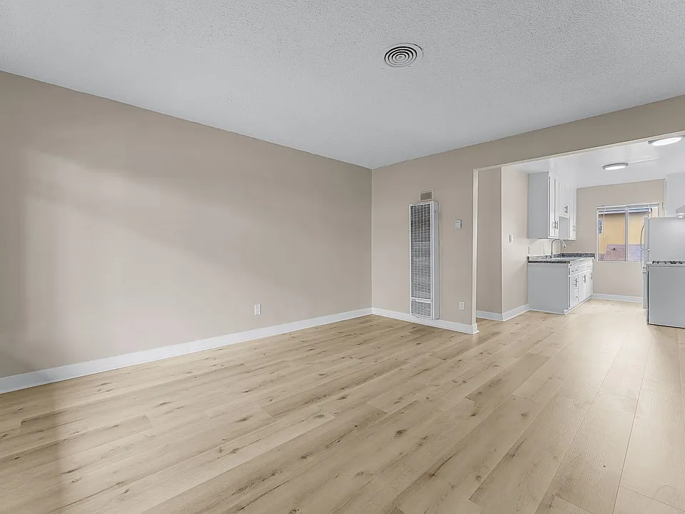 531 W Hyde Park Blvd #9