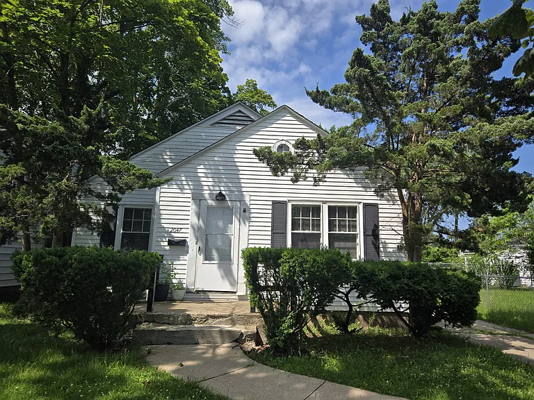 2047 Beverly Pl — Photo 1