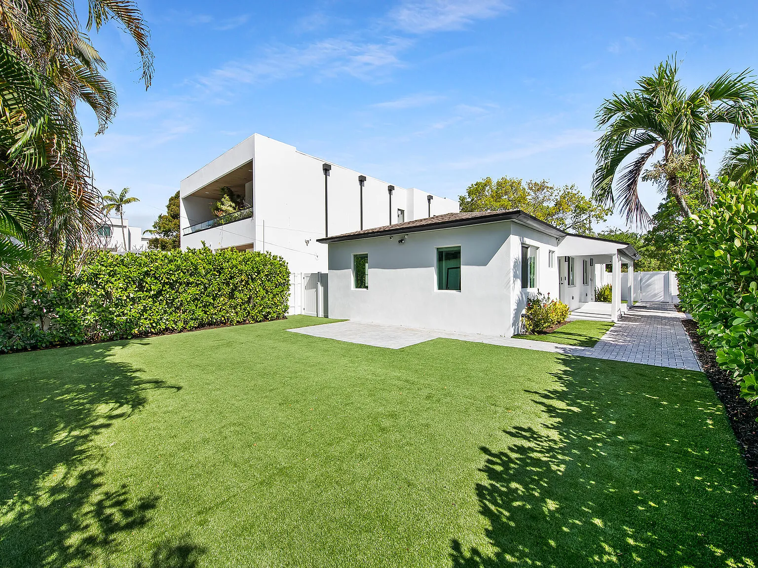 DUPLEX — Photo 3