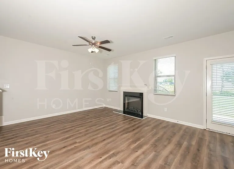 2027 Massey Ln — Photo 2