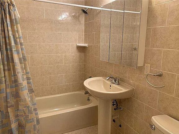 5th image of 315 Hicksville Rd APT 4