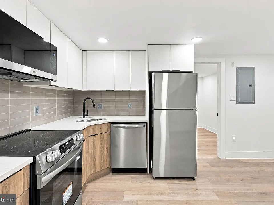 3206 Dauphin St #6
