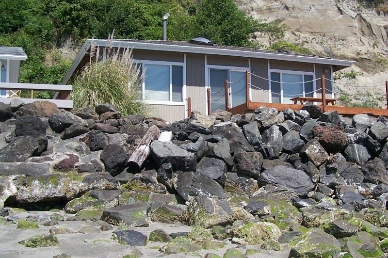 home facing water. Great Bulkhead.