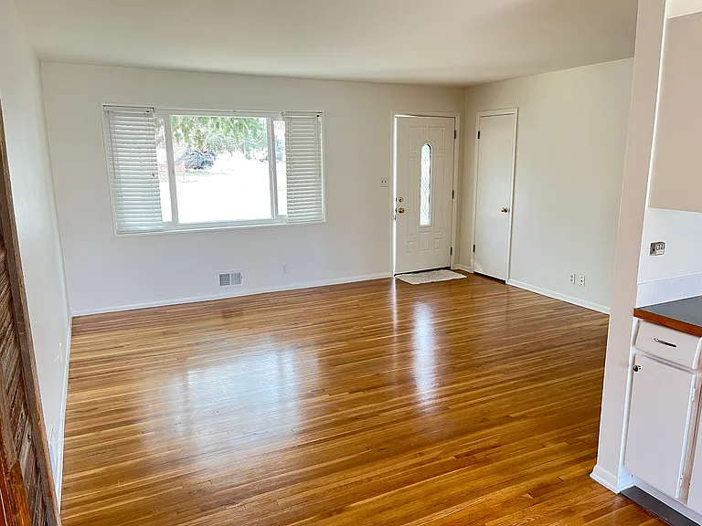 3605 Martin Dr — Photo 16