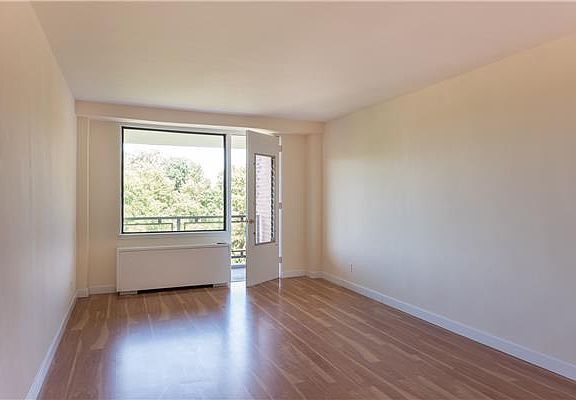 3rd image of 4705 Henry Hudson Pkwy #8C