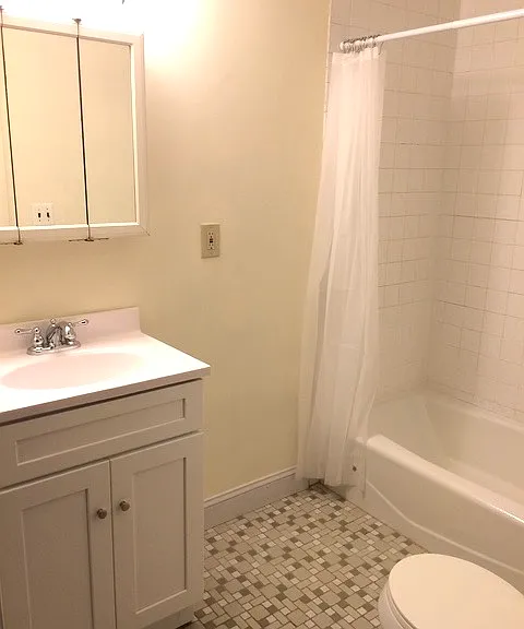 Bathroom with tub/shower