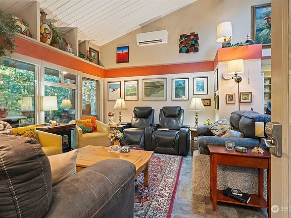 5th image of 679 E Pointes Drive W