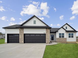 122 Goldcrest Ct, Waterloo, IA 50701