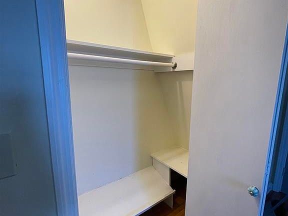 5th image of 514 Mercer St APT 3