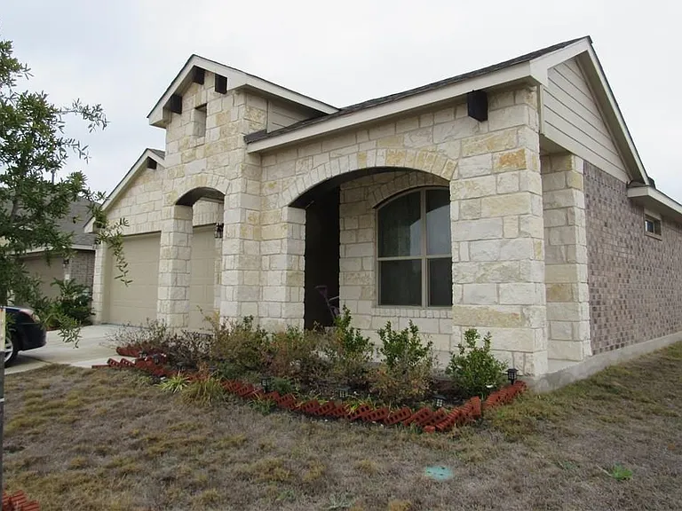 1925 Alvarado Dr — Photo 2