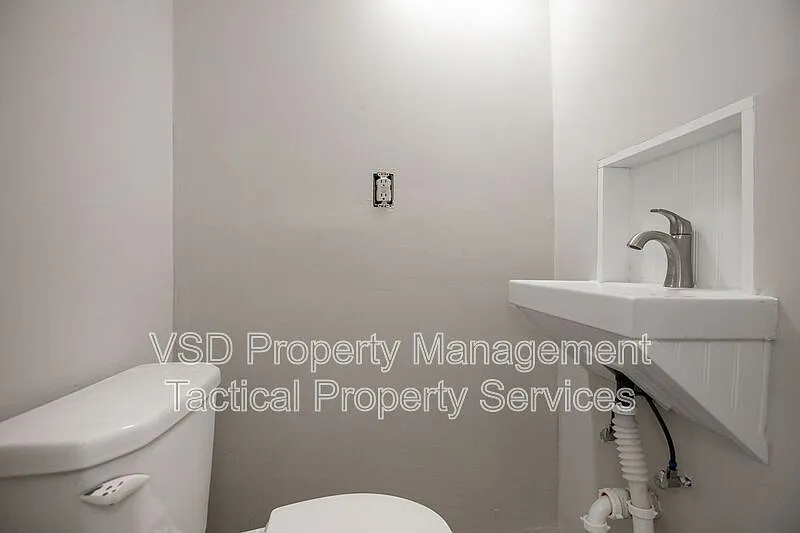 3 bed, 1.5 bath, 1625 sqft, $1,200 — Photo 2