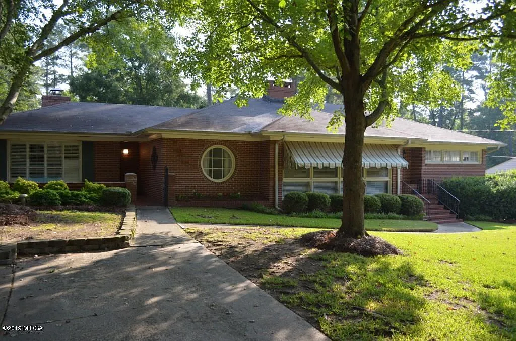 2925 Victoria Cir photo 1