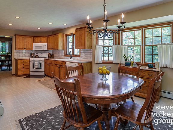 4th image of 2665 Winesap Dr NE