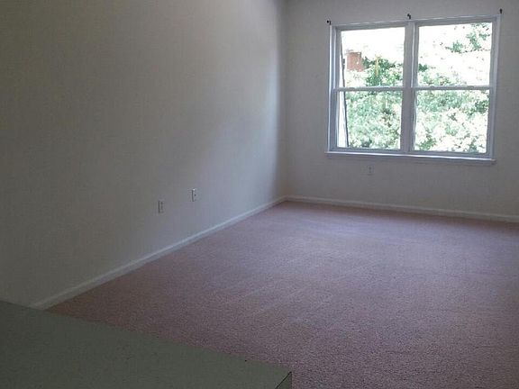 4th image of 2400 Arlington Blvd APT 9