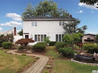 949 Southern Dr, Franklin Square, NY 11010