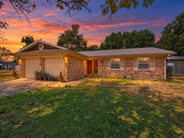 402 W Carter St, Savoy, TX 75479