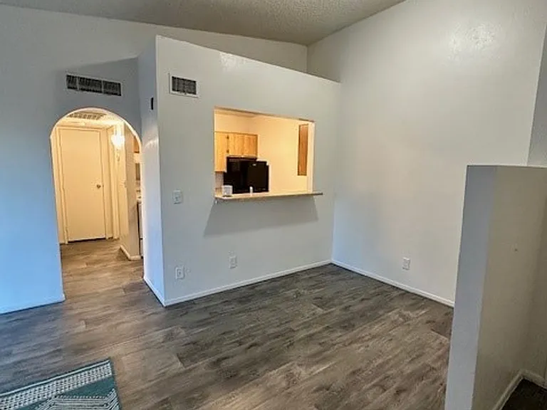 Silverado Apartments — Photo 15