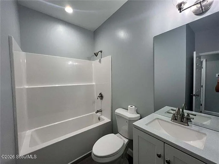 909 E 3rd St — Photo 20