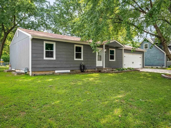 2327 SE 28th Ct, Topeka, KS 66605