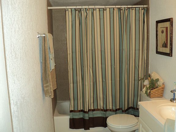 Full Bath w/Vanity and Linen Closet