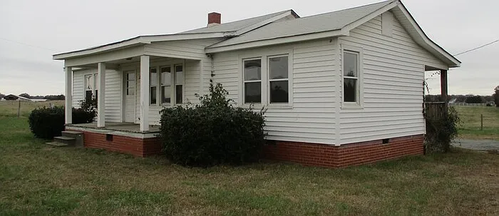 3 bed, 1.0 bath, $975 — Photo 1