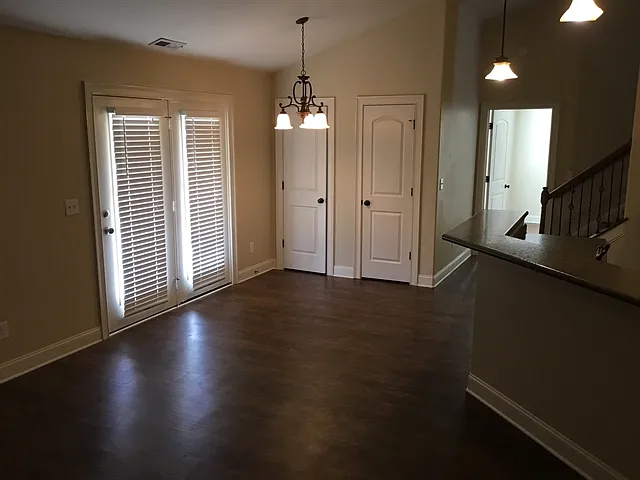 3 bed, 2.0 bath, 2300 sqft, $2,585 — Photo 4