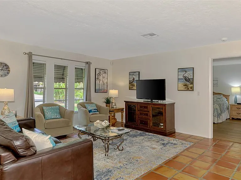 4946 Commonwealth Dr — Photo 9