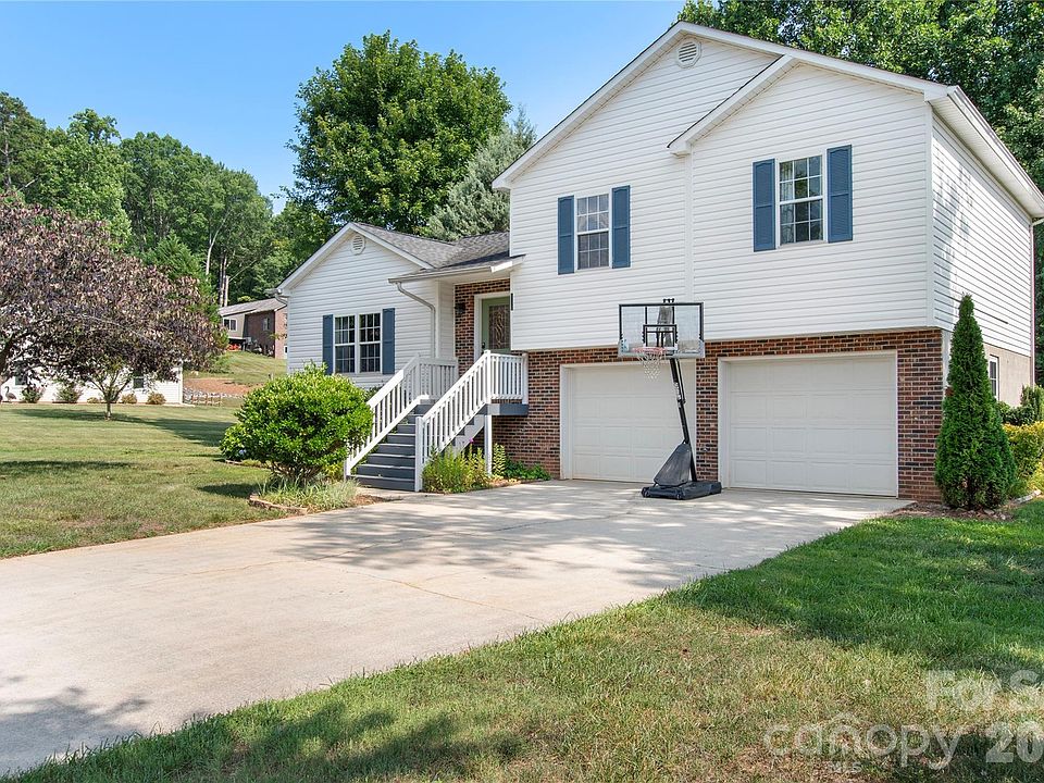 1st image of 100 Carriage Hills Dr