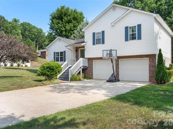 100 Carriage Hills Dr, Morganton, NC 28655
