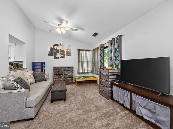 5th image of 132 Basswood Ct