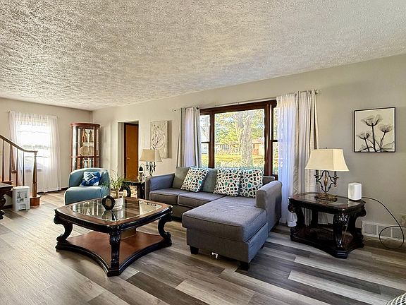 2nd image of 1016 Kingsway Ave