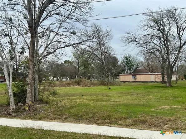 608 N Allen St, Edna, TX 77957