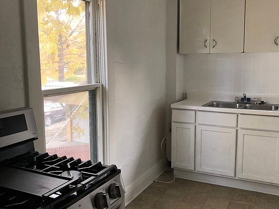 5th image of 3411 Charlotte St APT 2