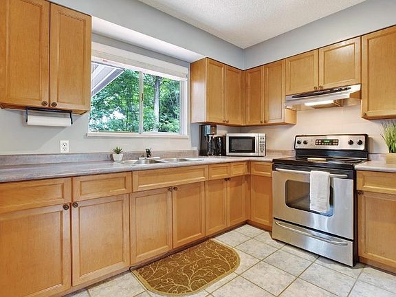 3rd image of 10992 132a St